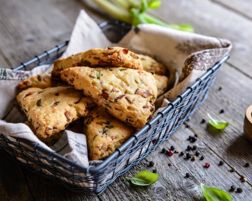 Scones chèvre, lardons et amandes