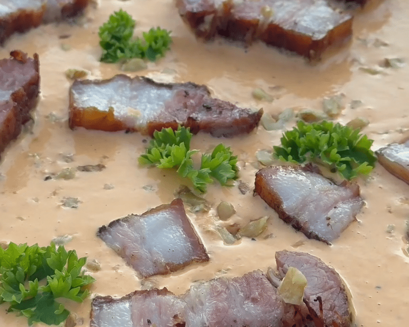 Lard fumé grillé, dip de feta et poivrons rôtis au BBQ
