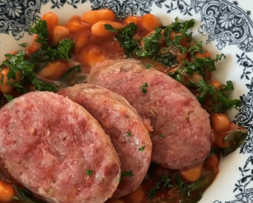 Longeole genevoise et haricots blancs mijotés à la tomate