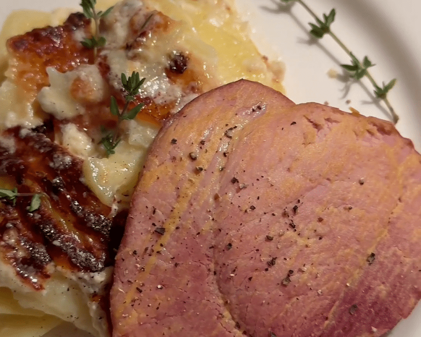 Noix de jambon rôtie, gratin dauphinois à la crème
