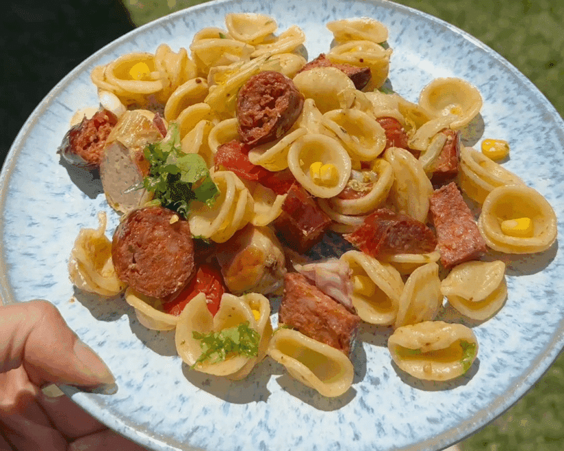 Salade gourmande de pâtes au chorizo et à la saucisse de veau