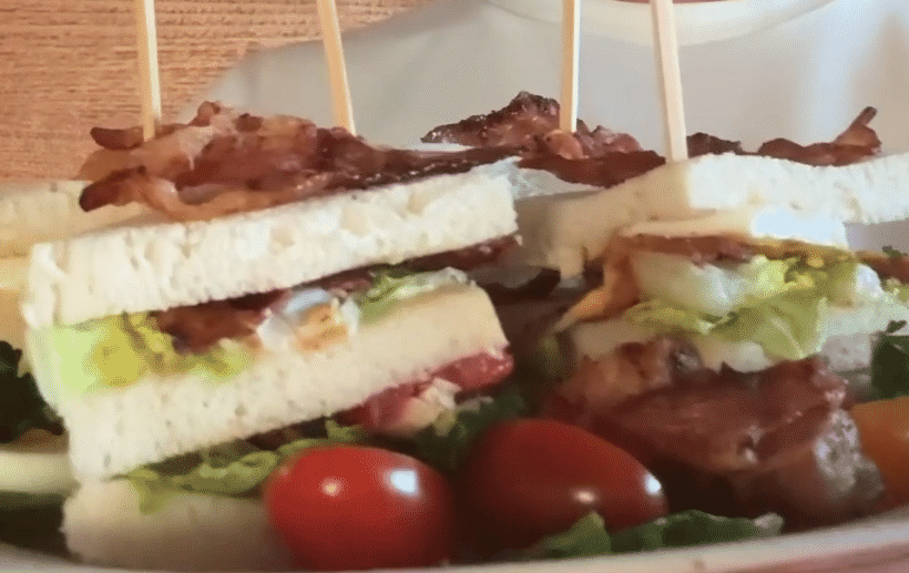 Club sandwich au poulet grillé & lard croustillant Del Maitre
